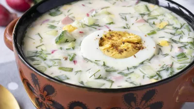 Traditional cold soup okroshka with sausage, radish, green onion and kefir served with boiled egg, Vertical format / Foto: Angelika Mostova