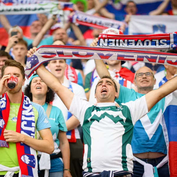 Nemcija, Stuttgart.Tekma evropskega nogometnega prvenstva med Slovenijo in Dansko.Slovenski navijaci.