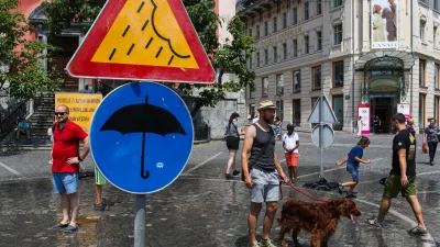 - turisti, ljubljasko vreme na Prešernovem trgu.- 11.07.2023 – simbolična fotografija - vremenska slika v Ljubljani – drugi vročinski val - visoke dnevne temperature – vročina – klimatske spremembe - najvišje dnevne temperature od 31 do 35 stopinj Celzija //FOTO: Bojan Velikonja 