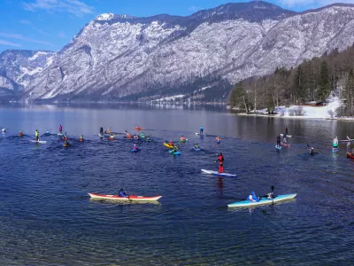 ﻿21.02.2016. Bohinj, Bohinjsko jezero. Ribčev laz. Protest proti uvedbi plačljive uporabe vodnih površin za veslaške športe, kot so kajak, kanu in sup.foto: Bojan Velikonja