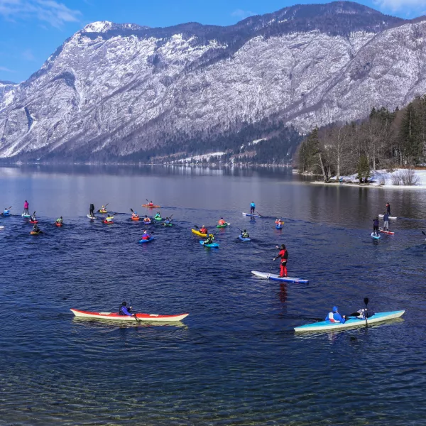 ﻿21.02.2016. Bohinj, Bohinjsko jezero. Ribčev laz. Protest proti uvedbi plačljive uporabe vodnih površin za veslaške športe, kot so kajak, kanu in sup.foto: Bojan Velikonja