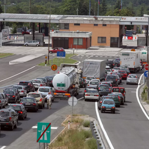 -Zastoji na mejnem prehodu Fernetiči-Italijanske sile javnega reda začasno ponovno nadzorujejo meje s sosednjimi državami zaradi bližnjega vrha državnih in vladnih poglavarjev skupine G8.//FOTO: Luka CjuhaOPOMBA: ZA OBJAVO V ČASOPISU DNEVNIK