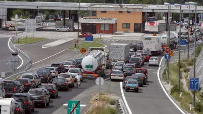 -Zastoji na mejnem prehodu Fernetiči-Italijanske sile javnega reda začasno ponovno nadzorujejo meje s sosednjimi državami zaradi bližnjega vrha državnih in vladnih poglavarjev skupine G8.//FOTO: Luka CjuhaOPOMBA: ZA OBJAVO V ČASOPISU DNEVNIK