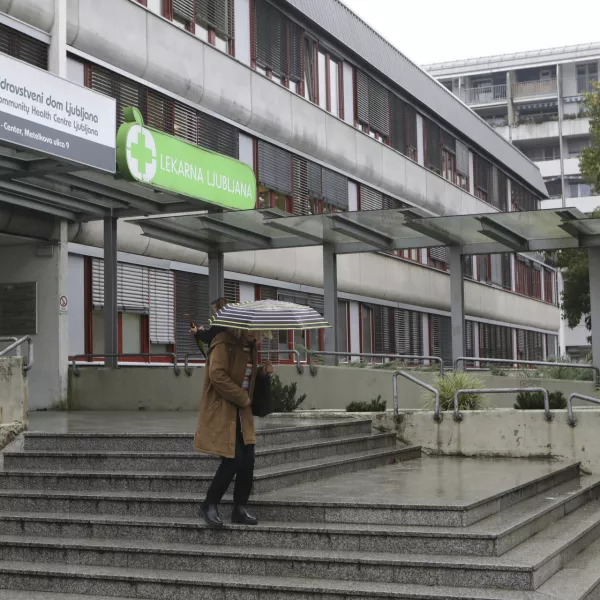 Zdravstveni dom Ljubljana od Javnega stanovanjskega sklada trenutno najema štirinajst stanovanj, ki jih je po neprofitni najemnini oddal na novo zaposlenim zdravnikom.