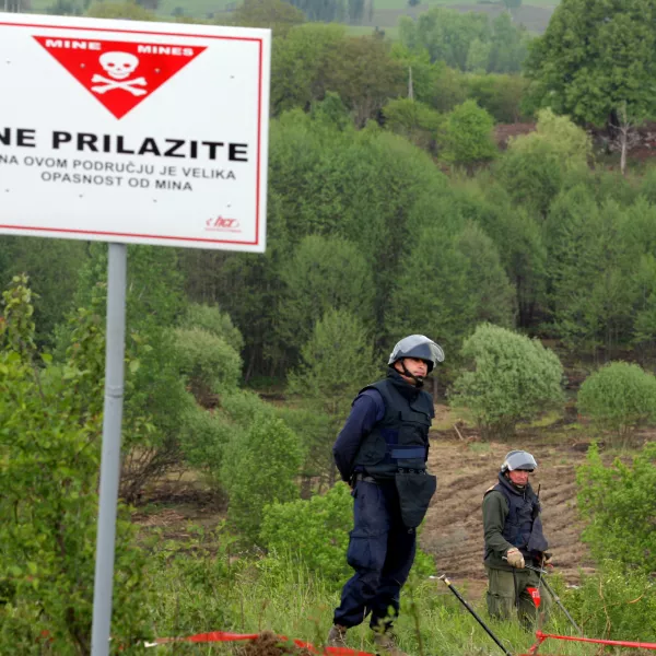 - mine - minsko polje - Karlovac 2011 - pirotehniki nadaljujejo razminiranje območja občine Josipdol - druga največja minsko onesnažena površina v Karlovški županiji - projekt razminiranja "Plivelići-Kokani", Mednarodna ustanova - Fundacija za razminiranje in pomoč žrtvam min (ITF).  //FOTO: Luka Cjuha