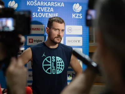 Ljubljana, Hala Tivoli.Medijsko druzenje z mosko kosarkarsko reprezentanco pred odhodom na pripravljalno tekmo v Litvo.Kosarkar Zoran Dragic.