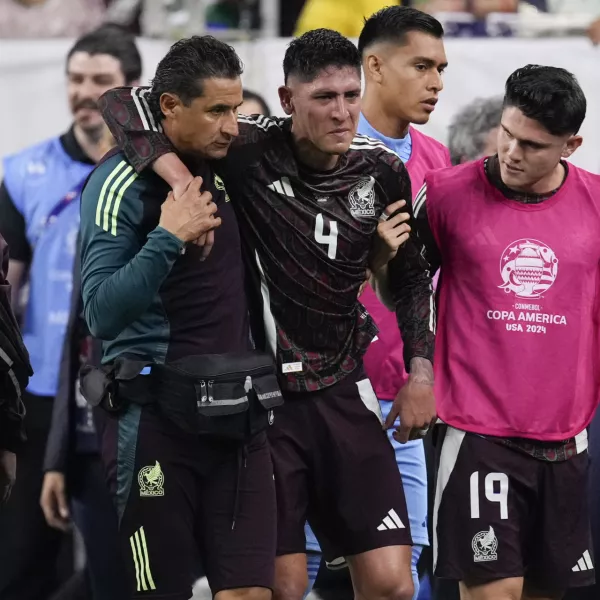 Mexico's Edson Alvarez, center, leaves the pitch after being injured during a Copa America Group B soccer match against Jamaica in Houston, Texas, Saturday, June 22, 2024. (AP Photo/Kevin M. Cox)