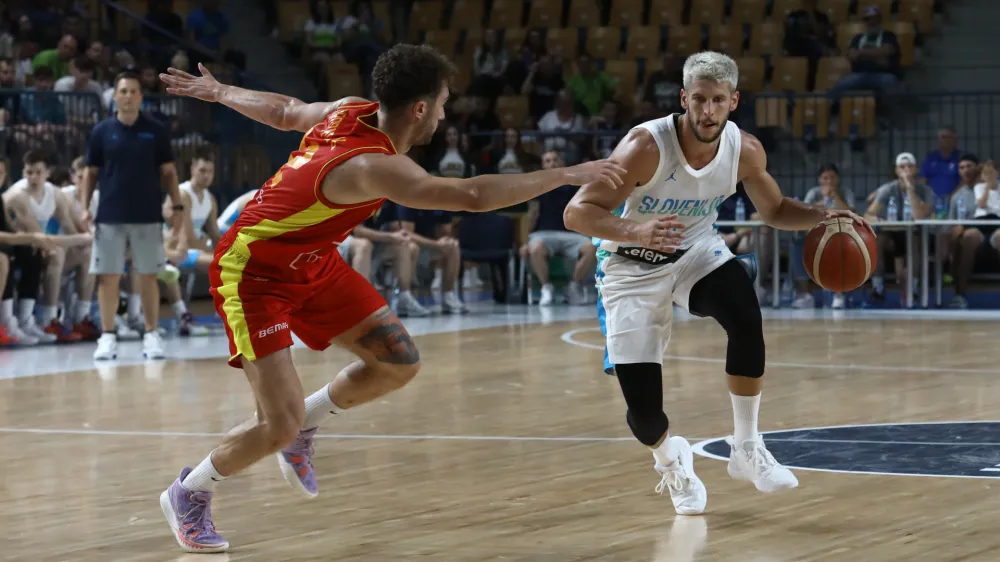 Aleksej Nikoluč- 06.08.2022 – košarka – Slovenija: Črna gora, pripravljalna prijateljska tekma gora pred začetkom EP v Nemčiji. //FOTO: Luka Cjuha