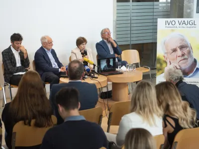 Ljubljana, Mestni muzej.<br>Novinarska konferenca Iva Vajgla, na kateri je naznanil kandidaturo za predsednika republike.