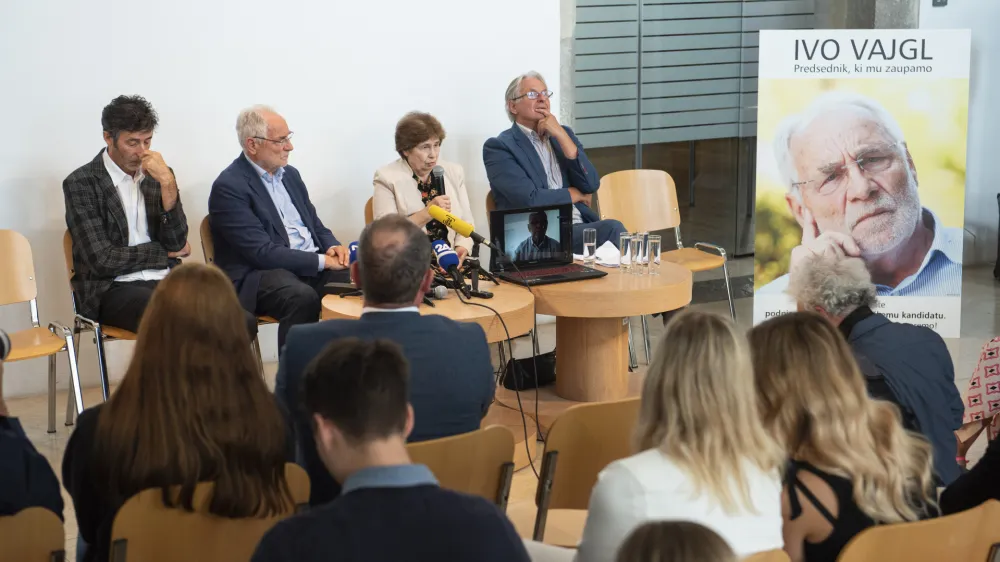 Ljubljana, Mestni muzej.<br>Novinarska konferenca Iva Vajgla, na kateri je naznanil kandidaturo za predsednika republike.