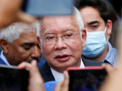 Former Malaysian Prime Minister Najib Razak speaks to journalists outside the Federal Court during a court break, in Putrajaya, Malaysia August 23, 2022. REUTERS/Lai Seng Sin   TPX IMAGES OF THE DAY