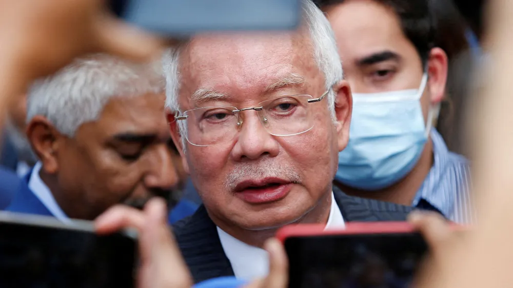 Former Malaysian Prime Minister Najib Razak speaks to journalists outside the Federal Court during a court break, in Putrajaya, Malaysia August 23, 2022. REUTERS/Lai Seng Sin   TPX IMAGES OF THE DAY