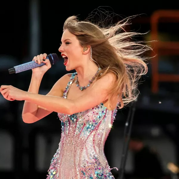 2RTPKRT Chicago, USA. 02nd June, 2023. Taylor Swift performs during the Eras Tour at Soldier Field on June 2, 2023, in Chicago. Credit: Shanna Madison/Chicago Tribune/TNS/Alamy Live News