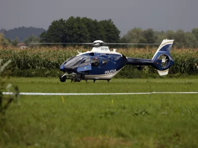 - prizorišče balonarske nesreče ob Ižanski cesti - policijski helikopter - balonarska nesreča pri naselju Matena v Občini Ig - zaradi nevihte strmoglavil balon v katerem je bilo 32 potnikov - pri padcu iz gorečega balona umrle štiri osebe - poškodovanih naj bi bilo najmanj 21 ljudi od tega jih je bilo šest huje opečenih - //FOTO: Bojan Velikonja