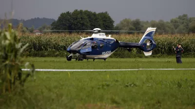 - prizorišče balonarske nesreče ob Ižanski cesti - policijski helikopter - balonarska nesreča pri naselju Matena v Občini Ig - zaradi nevihte strmoglavil balon v katerem je bilo 32 potnikov - pri padcu iz gorečega balona umrle štiri osebe - poškodovanih naj bi bilo najmanj 21 ljudi od tega jih je bilo šest huje opečenih - //FOTO: Bojan Velikonja