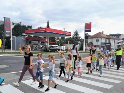 V Celju so policisti skupaj z AMZS najmlajšim pokazali, kako naj varno prečkajo cesto in na kaj morajo biti pozorni.