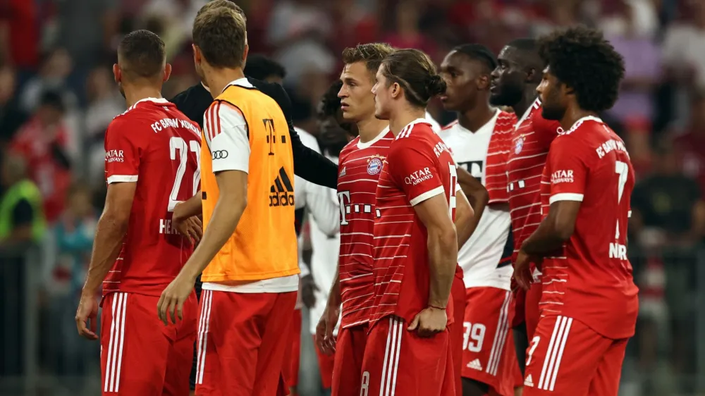 Soccer Football - Bundesliga - Bayern Munich v Borussia Moenchengladbach - Allianz Arena, Munich, Germany - August 27, 2022 Bayern Munich's Joshua Kimmich after the match with teammates REUTERS/Lukas Barth DFL REGULATIONS PROHIBIT ANY USE OF PHOTOGRAPHS AS IMAGE SEQUENCES AND/OR QUASI-VIDEO.