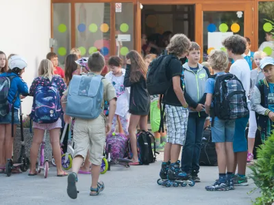 Osnovna šola Vižmarje Brod   - 01.09.2015 - prvi šolski dan v novem šolskem letu 2015/16 - okoli 174.000 učencev, od tega prvič šolski prag prestopilo, 21.807 prvošolcev - šolstvo - prvošolci - torba  //FOTO: Maja Marko