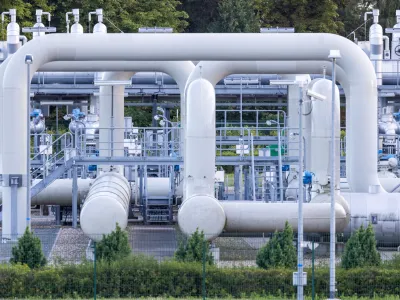 11 July 2022, Mecklenburg-Western Pomerania, Lubmin: A general view of the pipe systems and shut-off devices at the gas receiving station of the Nord Stream 1 Baltic Sea pipeline and the transfer station of the OPAL (Ostsee-Pipeline-Anbindungsleitung - Baltic Sea Pipeline Link) long-distance gas pipeline. The Nord Stream 1 Baltic Sea pipeline, through which Russian natural gas has been flowing to Germany since 2011, will be shut down for around ten days for scheduled maintenance work. Photo: Jens Büttner/dpa