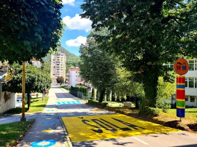 Ob hrastniški osnovni šoli so postavili inovativne prometne znake, ki voznike opozarjajo na šolarje. Foto: Občina Hrastnik