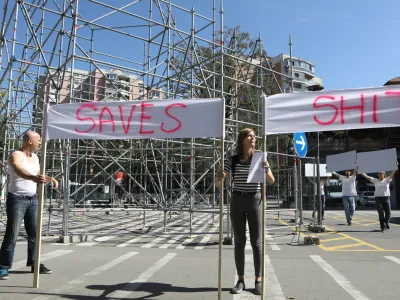 Improvizatorska skupina je pred stavbo Kina Šiška uprizorila performans ob javni instalaciji Unname, v dogajanje pa so potegnili tudi naključne obiskovalce.
Foto: Luka Cjuha