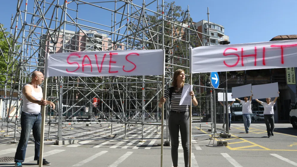 Improvizatorska skupina je pred stavbo Kina Šiška uprizorila performans ob javni instalaciji Unname, v dogajanje pa so potegnili tudi naključne obiskovalce.
Foto: Luka Cjuha