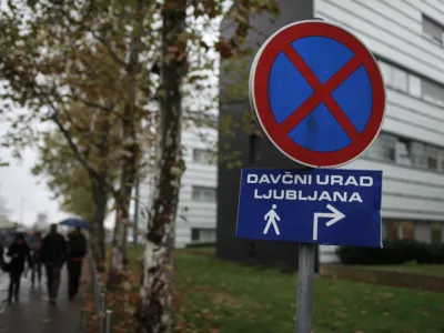 - simbolična fotografija - Davčni urad Ljubljana, davki - dajatve - prispevki,. //FOTO: Luka Cjuha