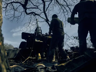 Ukrainian soldiers fire, on the front line in the Donetsk region, eastern Ukraine, Sat. Sept. 3, 2022. (AP Photo/Kostiantyn Liberov)