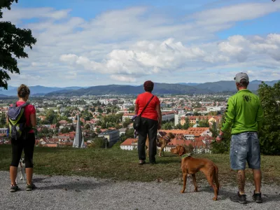 ﻿panorama Ljubljana - panoramska fotografija - pes -  - 02.09.2017 – Jesenska fotografija - jesen - vreme //FOTO: Luka Cjuha.