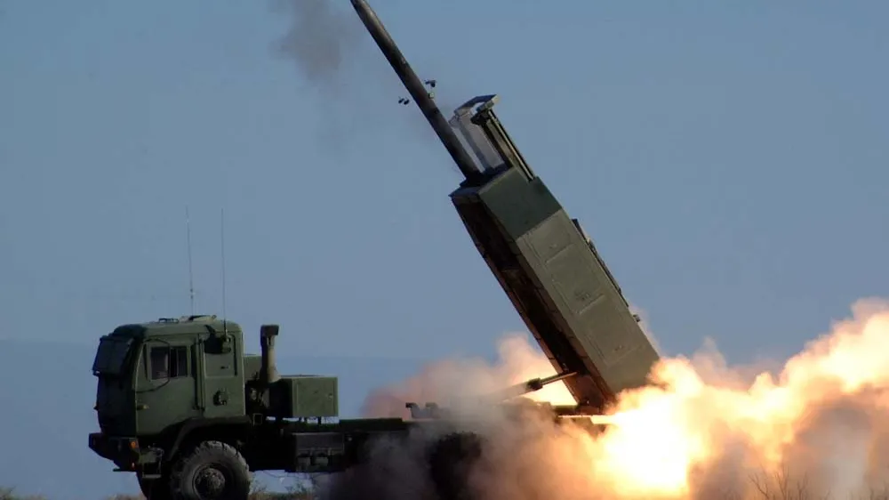 ZDA, Washington.<br>Mobilni raketni sistem Himars je namescen na tovornjakih in lahko izstreljuje tako rakete srednjega kot tudi dolgega dosega.<br>Foto: Wikipedia