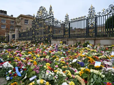 13 September 2022, United Kingdom, Belfast: Floral tributes to Queen Elizabeth II outside Hillsborough Castle, ahead of a visit by King Charles III and the Queen Consort. Photo: Michael Cooper/PA Wire/dpa