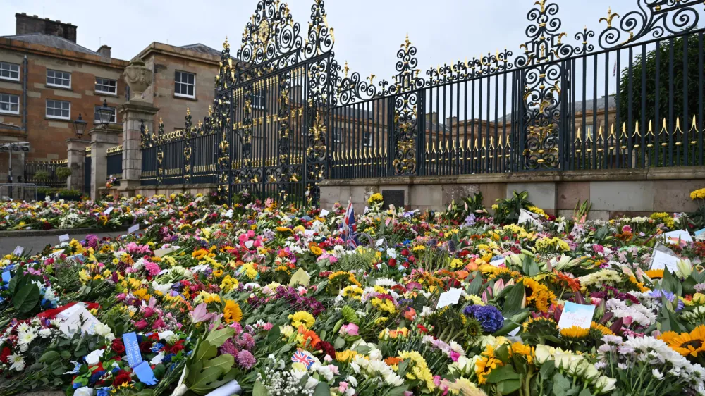 13 September 2022, United Kingdom, Belfast: Floral tributes to Queen Elizabeth II outside Hillsborough Castle, ahead of a visit by King Charles III and the Queen Consort. Photo: Michael Cooper/PA Wire/dpa