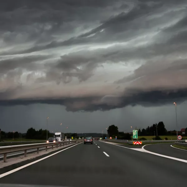 - Nevihta, nevihtni oblak. Štajerska avtocesta Maribor - Ljubljana- 19.07.2023 – vreme - oranžno opozorilo za celotno Slovenijo – nevihtni pas - nevihte //FOTO: Bojan Velikonja