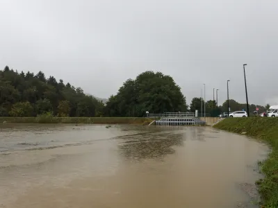 Funkcija zadrževalnika Glinščice pri Tehnološkem parku tokrat ni zatajila, saj se je presežna voda razlila po okoliških travnikih in ni ogrožala hiš.