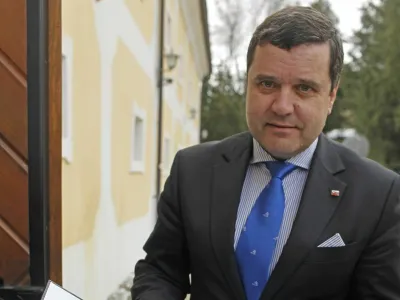 dravni sekretar v kabinetu slovenskega premierja Tone Kajzer in podpisan memorandum v anglekem jeziku- 11.03.2013 na Gradu Mokrice - podpis memoranduma o soglasju med slovensko in hrvako vlado - vpraanje prenesenih deviznih vlog Ljubljanske banke bosta vladi reili v okviru nasledstva. Hrvaka bo ustavila sporne sodne postopke proti LB in NLB, Slovenija pa ratificirala hrvako pristopno pogodbo z EU. - memorandum za arbitrao o meji s Hrvako///FOTO: Luka Cjuha