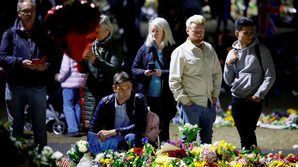 People view floral tributes in Green Park, following the death of Britain's Queen Elizabeth, in London, Britain September 17, 2022. REUTERS/Sarah Meyssonnier    TPX IMAGES OF THE DAY