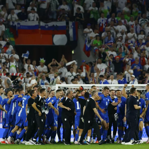 Soccer Football - Euro 2024 - Group C - England v Slovenia - Cologne Stadium, Cologne, Germany - June 25, 2024 Slovenia players celebrate after the match REUTERS/Piroschka Van De Wouw