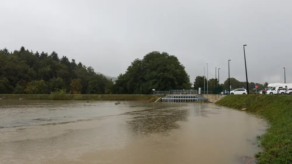 - Zadrževalnik Gradaščice, Brdo v Ljubljani.- 16.09.2022 - Močno deževje in poplave v Ljubljani - neurje - meteorna voda je zalila več garaž, podhodov, kletnih in stanovanjskih prostorov, skladišč in poslovnih prostorov, pa tudi prostore osnovne šole in vrtca, lekarne ter Narodno galerijo.Foto: Bojan Velikonja