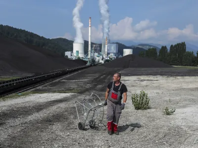 Premogovnika Velenje nič ne omejuje pri tem, da bi premog, ki ga bo drago kupil na trgu, skupaj z maržo in stroški še dražje prodal TEŠ. Tako bi lahko premogovnik kratkoročno rešil svoje poslovne bilance. Foto: Jaka Gasar 