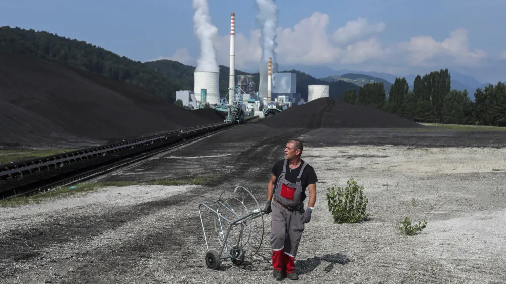 Premogovnika Velenje nič ne omejuje pri tem, da bi premog, ki ga bo drago kupil na trgu, skupaj z maržo in stroški še dražje prodal TEŠ. Tako bi lahko premogovnik kratkoročno rešil svoje poslovne bilance. Foto: Jaka Gasar 