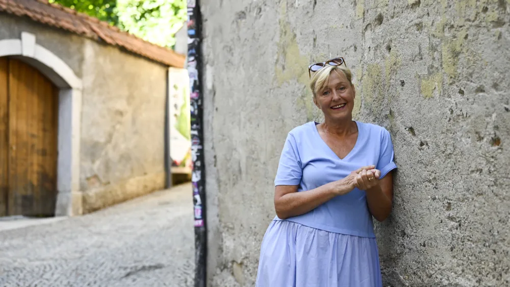 »Zase mislim, da mi nosilne vloge ustrezajo, med drugim tudi zato, ker mi dajejo več snovi, s katero lahko delam, ravno tako pa znam prevzeti odgovornost na odru. Manjše vloge zahtevajo več prilagajanja, kar morebiti ni moja najmočnejša plat,« v smehu priznava Judita Zidar.