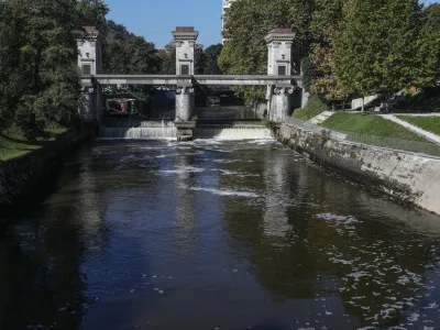 – onesnažena Ljubljanica – pena na vodi - - 23.09.2022 – Plečnikova vodna zapornica na Ljubljanici med Poljanskim nasipom in Šuštarjevem nabrežjem //FOTO: Luka Cjuha