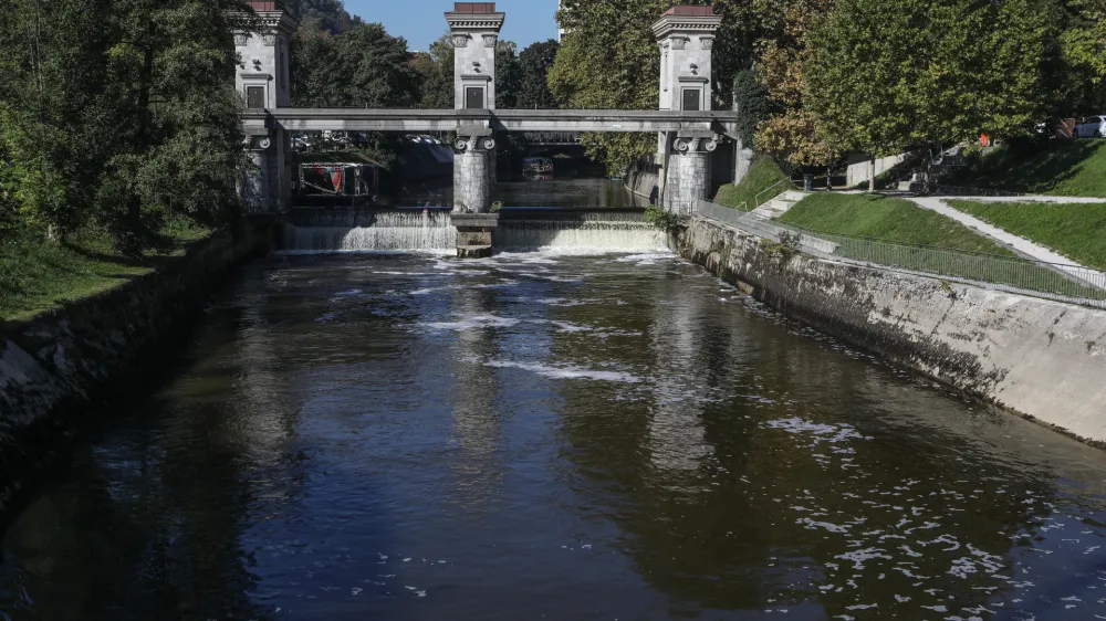 – onesnažena Ljubljanica – pena na vodi - - 23.09.2022 – Plečnikova vodna zapornica na Ljubljanici med Poljanskim nasipom in Šuštarjevem nabrežjem //FOTO: Luka Cjuha