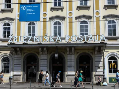 Mestni svet je državi dovolil, da po zgraditvi nove postajne dvorane nad železniškimi tiri v stari stavbi železniške postaje uredi hotel in gostinske lokale.
Foto: Luka Cjuha 