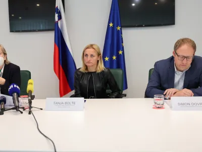 Ljubljana, ministrstvo.<br>Novinarska konferenca ministrstva za okolje in prostor ob zacetku kurilne sezone, na kateri so med drugim predstavili nevarnosti onesnazenega zraka v casu zime zaradi kurjenja, nacine pravilnega kurjenja v malih kurilnih napravah ter prakticne nasvete, kako zagotoviti varnost pri kurjenju.<br>Specialistka higiene na Nacionalnem institutu za javno zdravje Majda Pohar, v.d. generalnega direktorja direktorata za okolje na ministrstvu za okolje in prostor Tanja Bolte in predsednik sekcije dimnikarjev pri Obrtni zbornici Slovenije Simon Dovrtel.