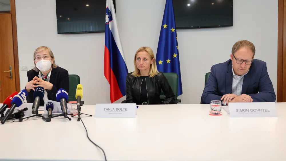 Ljubljana, ministrstvo.<br>Novinarska konferenca ministrstva za okolje in prostor ob zacetku kurilne sezone, na kateri so med drugim predstavili nevarnosti onesnazenega zraka v casu zime zaradi kurjenja, nacine pravilnega kurjenja v malih kurilnih napravah ter prakticne nasvete, kako zagotoviti varnost pri kurjenju.<br>Specialistka higiene na Nacionalnem institutu za javno zdravje Majda Pohar, v.d. generalnega direktorja direktorata za okolje na ministrstvu za okolje in prostor Tanja Bolte in predsednik sekcije dimnikarjev pri Obrtni zbornici Slovenije Simon Dovrtel.