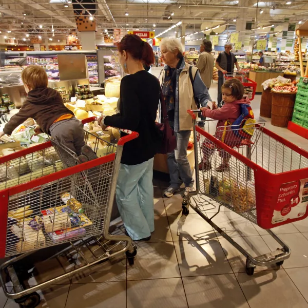 ﻿mlečni izdelki - siri - izdelki iz slovenskega mleka - slovenska prehrana - potrošniki - nakupovanje - družina - Mercator center Šiška - Hipermarket, Cesta Ljubljanske brigade 33, //FOTO: Tomaž Skale