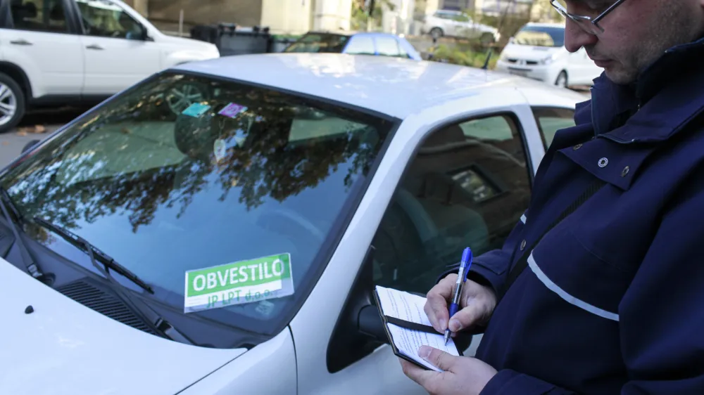 ﻿- obvestilo za nepravilno parkiranje podjetja JP LPT- Javno podjetje Ljubljanska parkirišča in tržnice, - globa za napačno parkiranje,   //FOTO: Luka Cjuha.