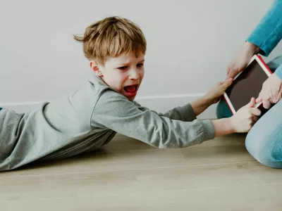 computer addiction- father taking touch pad from angry child, technology and problems / Foto: Nadezhda1906