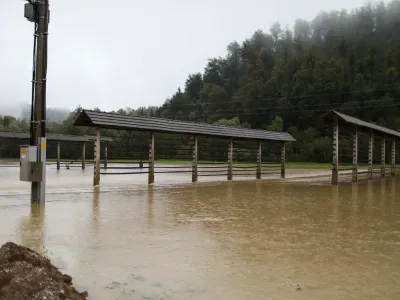 - Izliv Gradaščice pri kraju Gabrje.- 16.09.2022 - Močno deževje in poplave v Ljubljani - neurje - meteorna voda je zalila več garaž, podhodov, kletnih in stanovanjskih prostorov, skladišč in poslovnih prostorov, pa tudi prostore osnovne šole in vrtca, lekarne ter Narodno galerijo.Foto: Bojan Velikonja